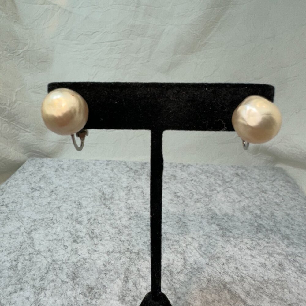 Vintage Vogue Faux Pearl Clip-On Earrings classic fashion retro